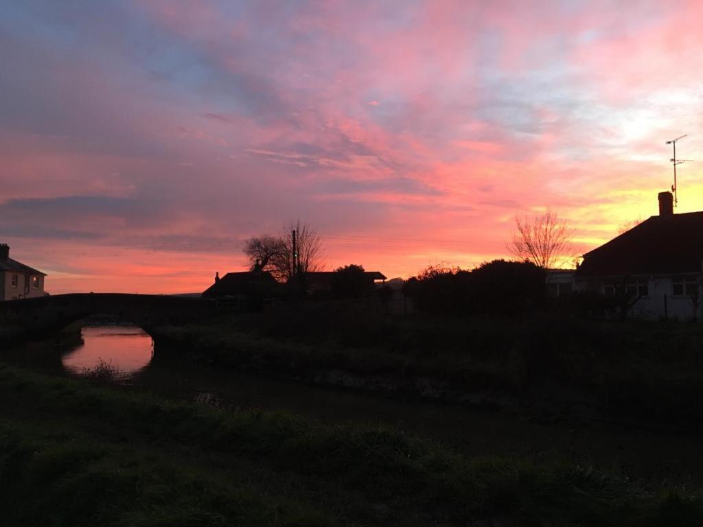 Delightful Cottage On The River Adur Close To Brighton & The Downs No Dogs Sorry Upper Beeding Екстер'єр фото